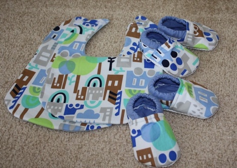 Baby_shoes_and_bibs_large