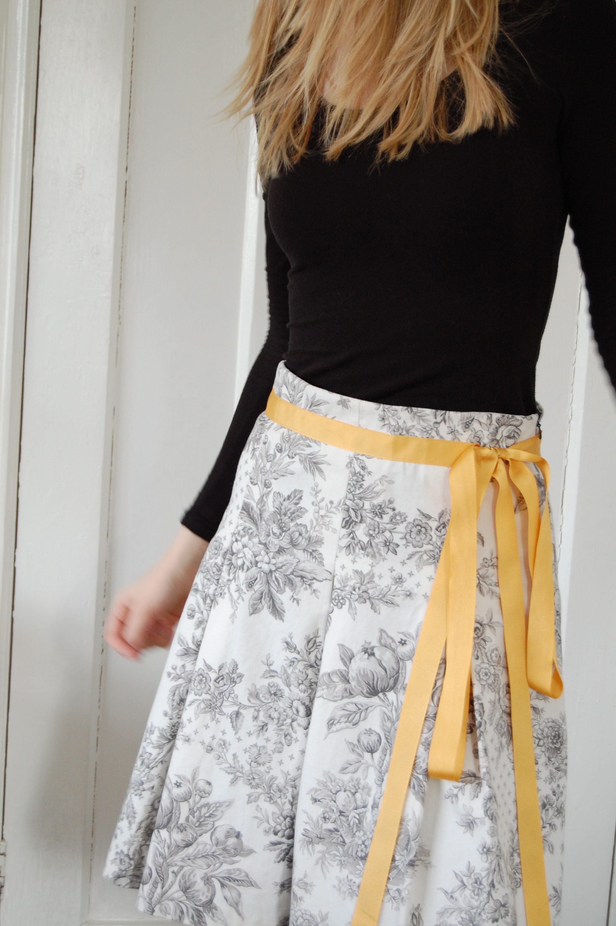 Box pleat skirt with yellow ribbon – Sewing Projects | BurdaStyle.com