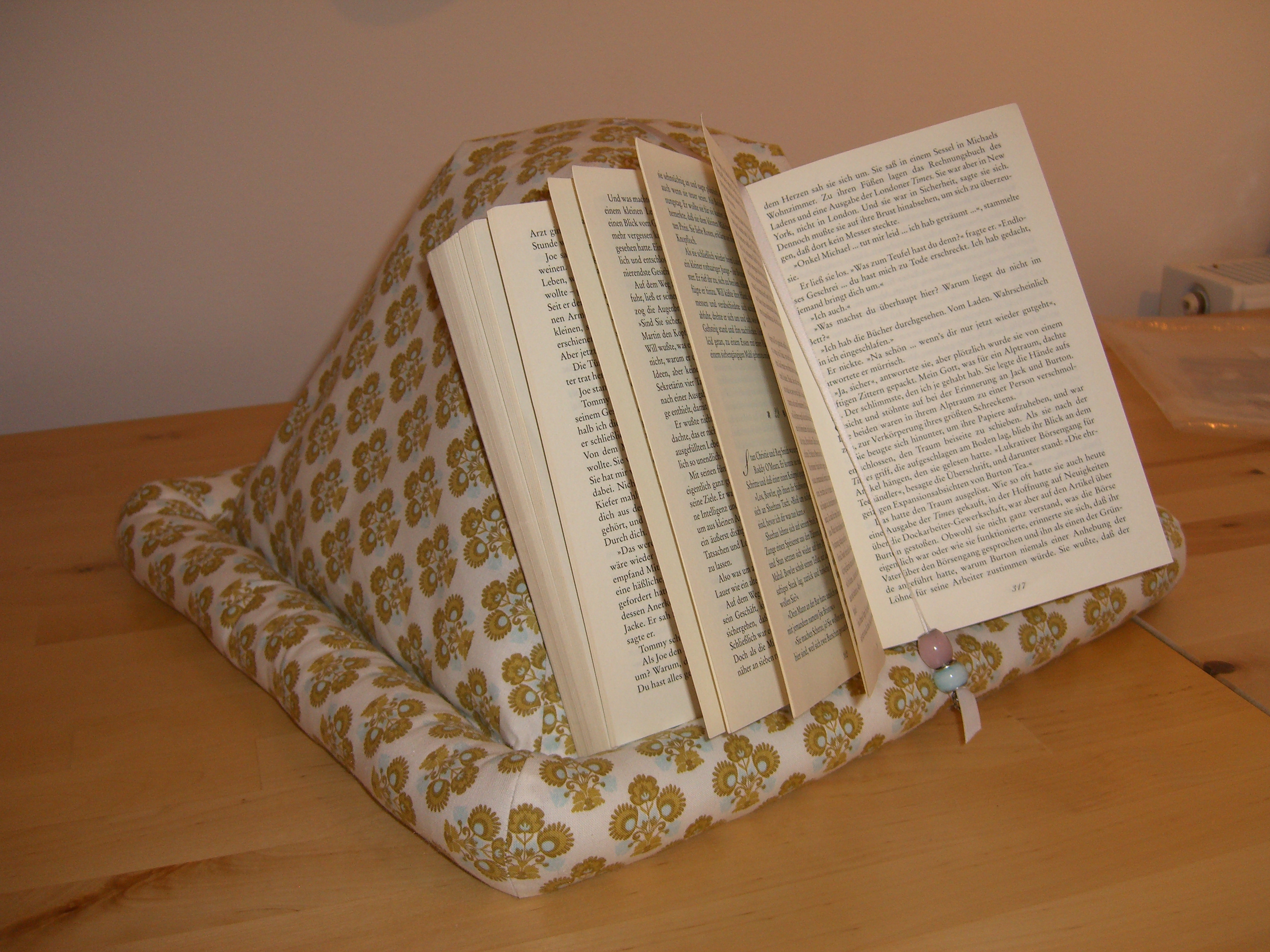 Pyramid Book Holder – Sewing Projects | BurdaStyle.com