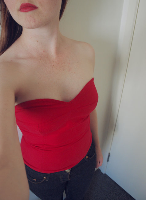 Red-contour-top-close-up-r_large
