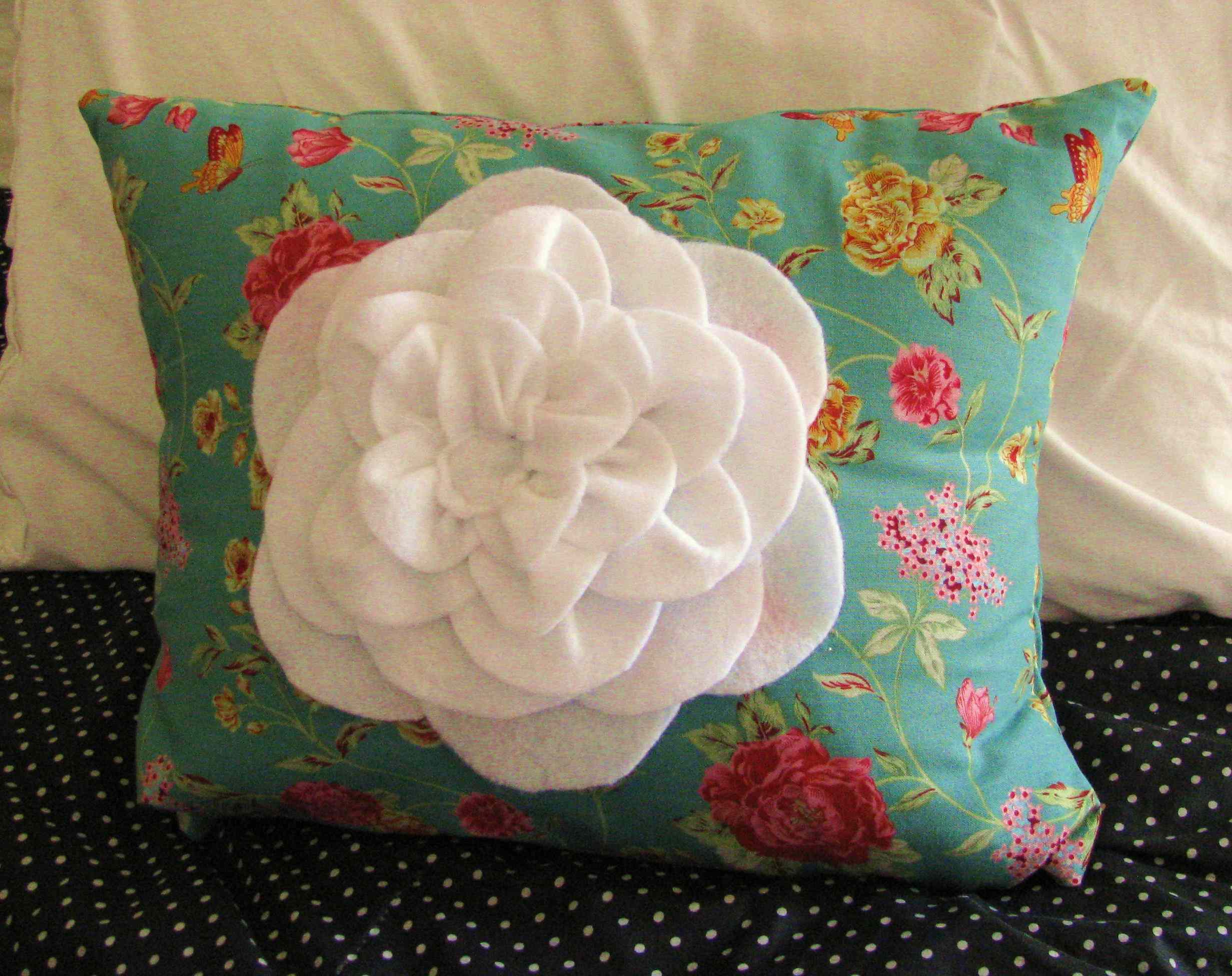 Felt Flower Throw Pillow – Sewing Projects | BurdaStyle.com