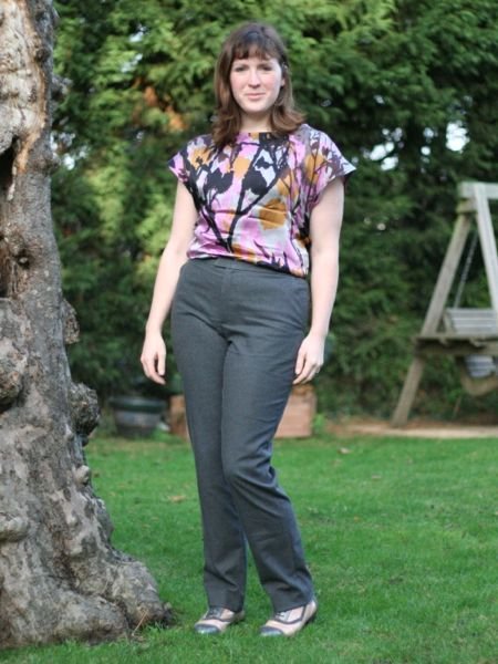 Grey_flannel_trousers_-_knee_in_large