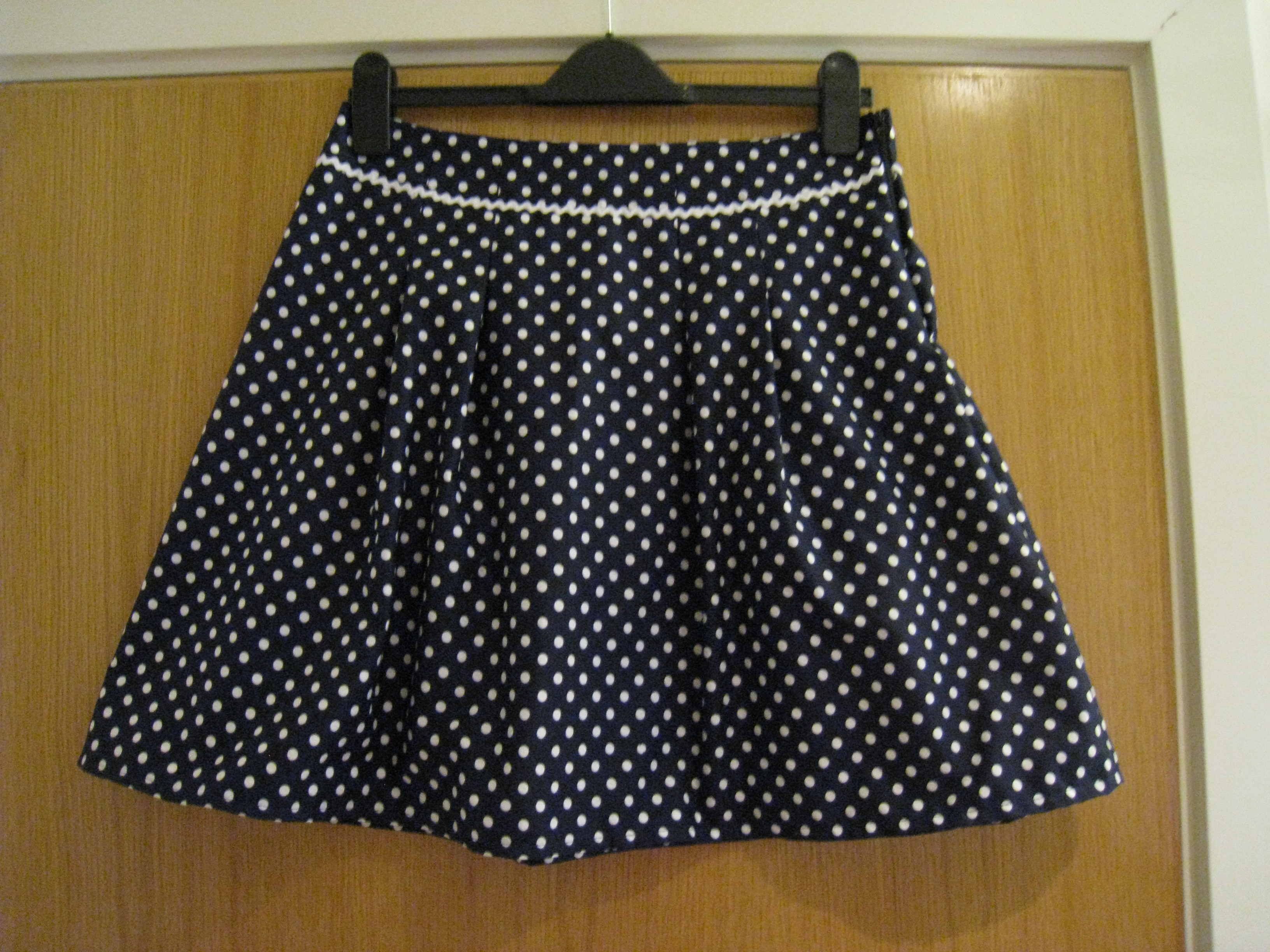 pleated-polka-dot-skirt-sewing-projects-burdastyle