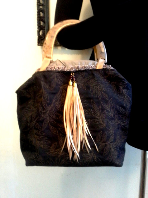 Carpetbag_blueleaves_plastichandle1_large