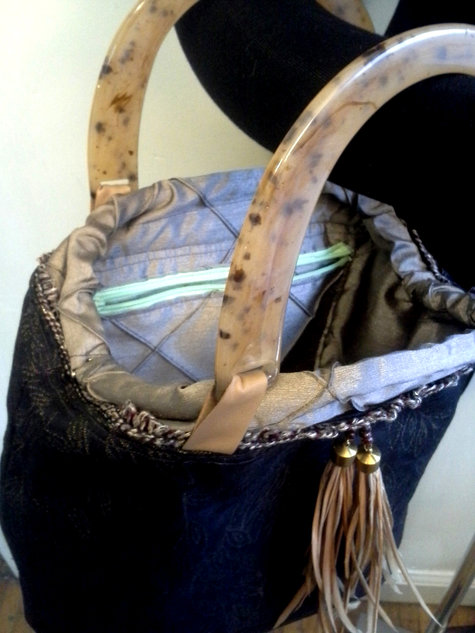 Carpetbag_blueleaves_plastichandleinside_large