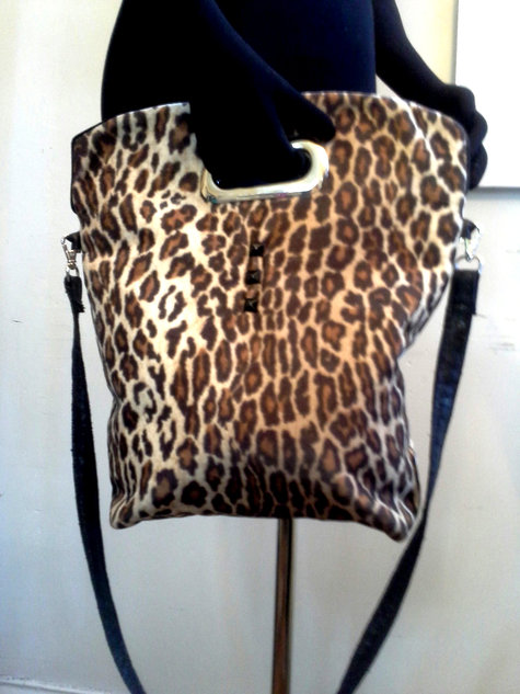 Shoppertote_leopard_cutouthandle_front_large