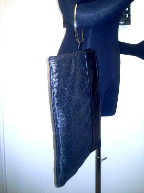Zipclutch_blackleather_sparkle_arm_large