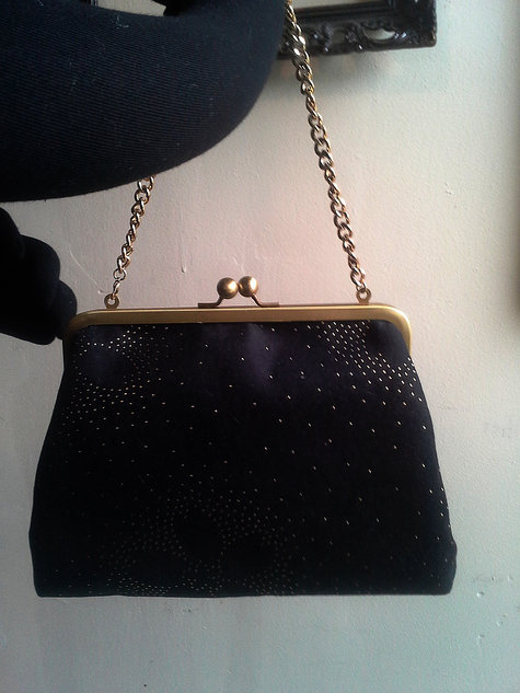 Frameclutch_blackgolddot_hand_large