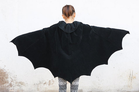 Ladulsatina_halloween-refashion-2015_transforming-skirt-bat-wings-cloak_02_large