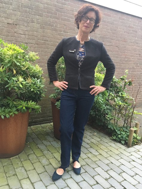 X_jasje_voor_handen_in_zij_large