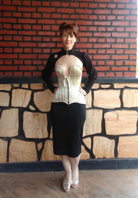 Plunge_corset_front_large